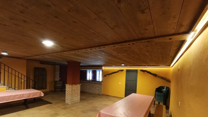Fachada y jardin de Casa Rural Los Mirlos en Navaluenga